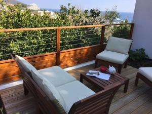 La petite villa Marie, jardin vue mer et montagneにあるバルコニーまたはテラス