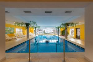 a large swimming pool in a building at Hotel Italia in Castello di Fiemme