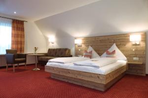 A bed or beds in a room at Höhenhotel & Restaurant Kalikutt