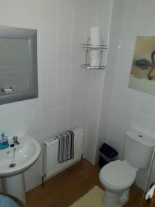 y baño con aseo blanco y lavamanos. en Mirandas Guest House, en Berwick-Upon-Tweed