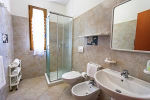 e bagno con lavandino, servizi igienici e doccia. di Agriturismo Masseria Terra D'Otranto a Otranto