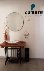 a table with a mirror on a wall at Apartamento Ca'Sara in Soria