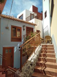 un escalier menant à une maison blanche dans l'établissement Casa Elvira, à Santa Cruz de la Palma