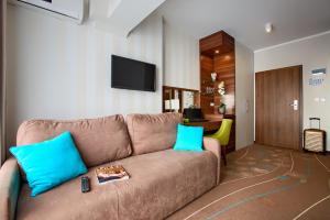 Televízia a/alebo spoločenská miestnosť v ubytovaní Apartamenty AmberHome