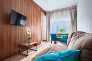 Televízia a/alebo spoločenská miestnosť v ubytovaní Apartamenty AmberHome