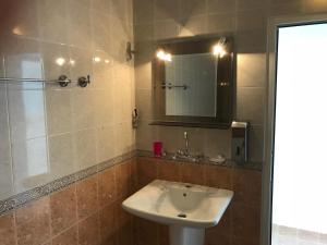 uma casa de banho com um lavatório e um espelho em Milena`s House em Burgas