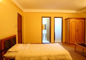 Letto o letti in una camera di Royal Astoria Hotel