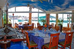Reštaurácia alebo iné gastronomické zariadenie v ubytovaní Marina Frapa Resort Rogoznica