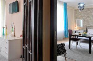 Habitación con mesa y comedor. en Hotel Gallery, en Tiflis