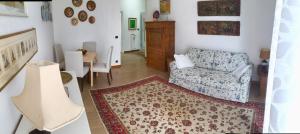 salon z kanapą i krzesłem w obiekcie Casa Mila w mieście Lecco