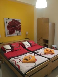 um quarto com 2 camas individuais e toalhas em Casa Madama em Cannero Riviera