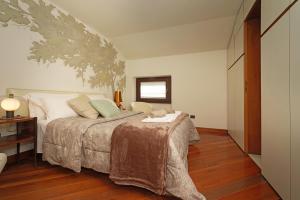 una camera con letto, tavolo e finestra di Peschieraloft a Peschiera del Garda
