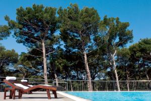 Bazén v ubytování Hotel Aurora nebo v jeho okolí