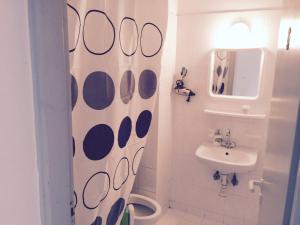 A bathroom at Korona Beach Apartments II