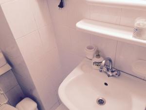 A bathroom at Korona Beach Apartments II