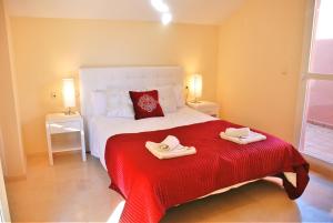 Postel nebo postele na pokoji v ubytování Fantastic Sea And Golf View Apartment