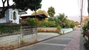 Zahrada ubytování P.L.P Guesthouse - Mae Hong Son