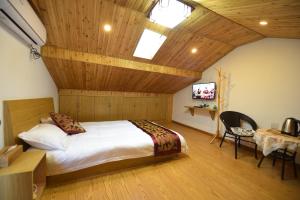 Voodi või voodid majutusasutuse Wuzhen On Memory Inn toas