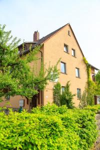 巴特司塔福斯坦的住宿－Gästehaus Elisabeth，前面有灌木丛的大砖砌建筑