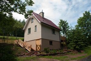 Casa blanca grande con porche y escaleras en Domek Klimaty Kamieńczyk, en Międzylesie