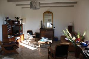 sala de estar con sofá y espejo en ancienne ferme rénovée, en Upie