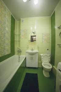 アストラハンにあるСавушкина 6дのバスルーム(トイレ、洗面台、バスタブ付)