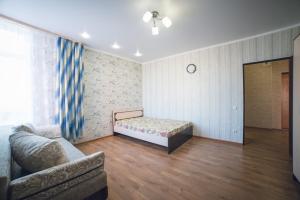 アストラハンにあるСавушкина 6дのベッドルーム1室(ベッド1台、ソファ付)