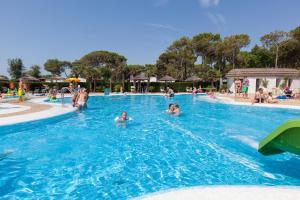 a group of people in the swimming pool at a resort at Vela Blu Camping Village in Cavallino-Treporti
