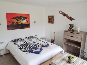 Ein Bett oder Betten in einem Zimmer der Unterkunft Chambres d'hôtes de L'orval