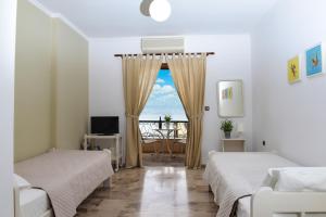 Μια τηλεόραση ή/και κέντρο ψυχαγωγίας στο Fotopoulos Apartments  +29 φωτογραφίες