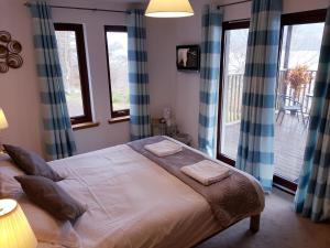 Postel nebo postele na pokoji v ubytování Letterfinlay Lodge House