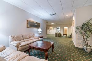 A seating area at Quality Inn & Suites Schoharie near Howe Caverns