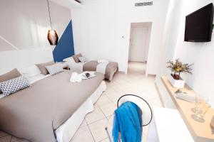 a living room with two beds and a tv at Hotel Rivage in Sorrento