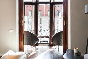 A seating area at DestinationBCN Universitat Apartments
