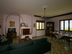Posedenie v ubytovaní Holiday Home in Corvara with Pool and Barbecue