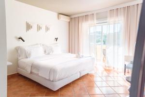 Tempat tidur dalam kamar di Costa d'Oiro Ambiance Village