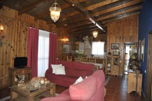 ラ・オロタバにあるFinca las Aguelillasのリビングルーム(赤いソファ、テーブル付)