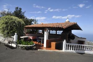 einen Pavillon mit einem Tisch und einer Bank in der Unterkunft Finca las Aguelillas in La Orotava