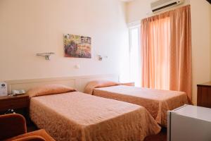 A bed or beds in a room at Hotel Pappas