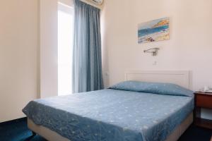 A bed or beds in a room at Hotel Pappas