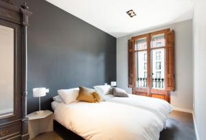 A bed or beds in a room at DestinationBCN Universitat Apartments