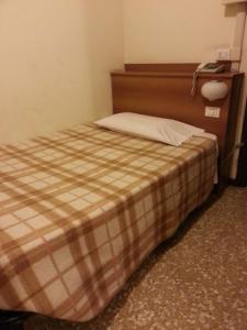 Postel nebo postele na pokoji v ubytování Hotel Lombardia