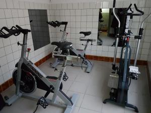 um quarto com duas bicicletas de exercício numa casa de banho em Haus Corray em Zell an der Mosel