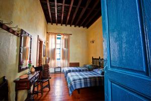 een slaapkamer met een bed, een tafel en een raam bij Hotel Rural 4 Esquinas in San Miguel de Abona