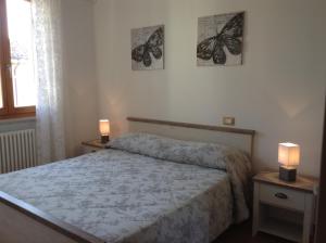 バルドリーノにあるMarty & Gioのベッドルーム1室(ベッド1台、テーブルにランプ2つ付)