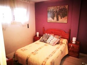 Un dormitorio con una cama y un cuadro en la pared. en NAUTILUS VISTAS MAR, NUEVO Centro Salou, en Salou