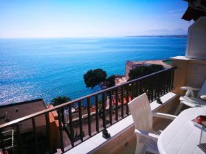 un balcón con vista al mar en NAUTILUS VISTAS MAR, NUEVO Centro Salou, en Salou
