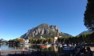 Banda łodzi w porcie z górą w obiekcie Casa Mila w mieście Lecco