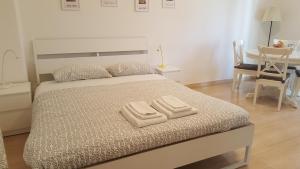 Un dormitorio con una cama con dos toallas encima. en C'è posto per te, en Roma