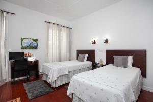 En eller flere senger på et rom på Hotel São Miguel